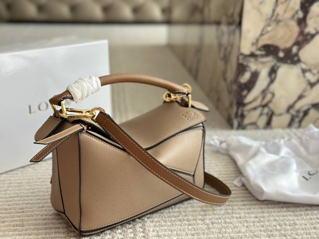 罗意威loewe Puzzle从此多一只 Bag 罗家几何包家族的包粉们肯定都乐开了花，经典几何包又要凭借迷你包大肆吸粉啦！这次我们来种草这款包 看看是否值得g