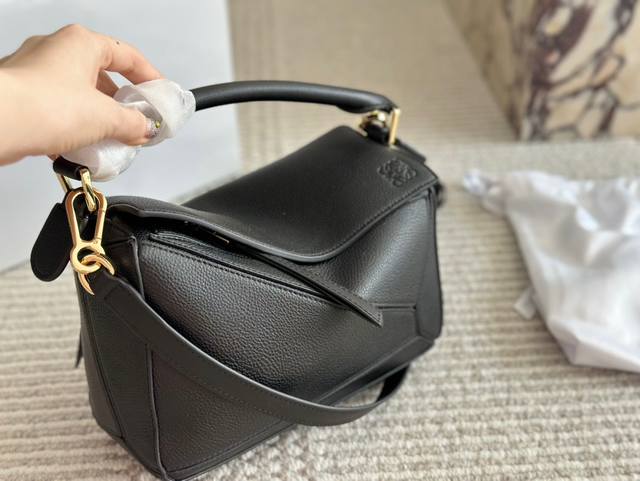 罗意威loewe Puzzle从此多一只 Bag 罗家几何包家族的包粉们肯定都乐开了花，经典几何包又要凭借迷你包大肆吸粉啦！这次我们来种草这款包 看看是否值得g