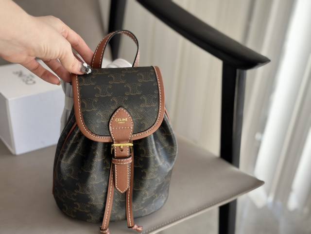 配礼盒 Size：18 22Cm Celine 老花双肩包新品 延续凯旋门 复古斜挎 ， 耐看经典印花一点都不老套。