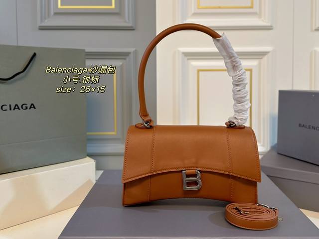 小号 配盒 Size：26×15小号 Balenciaga巴黎世家新款沙漏包 抢眼外型展现率性气质掀起热潮！ 质感软糯，多色可选，随性大气 特殊材质b字母扣饰品