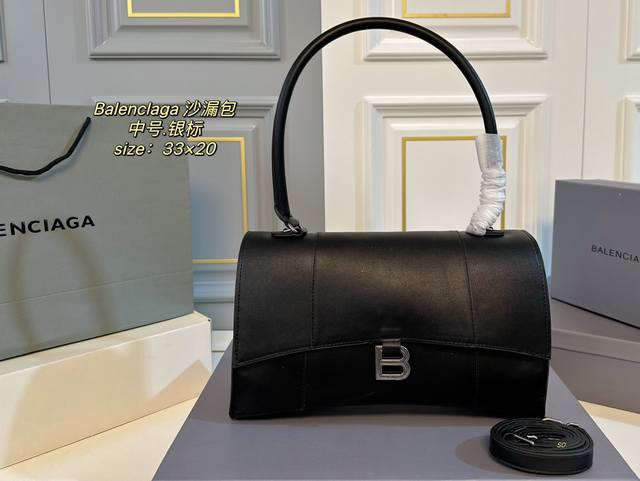 中号 无盒 Size：33×20中号 Balenciaga巴黎世家新款沙漏包 抢眼外型展现率性气质掀起热潮！ 质感软糯，多色可选，随性大气 特殊材质b字母扣饰品
