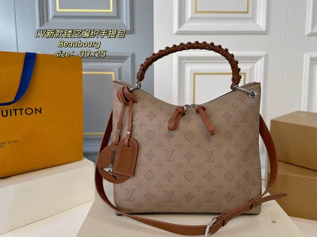 折叠盒 Size:30×25 Lv路易威登新款beaubourg 镂空手提腋下包 精致镂空穿孔工艺，设计感满满 拉链开合，设计很特别 手工皮革编织肩带精致别致