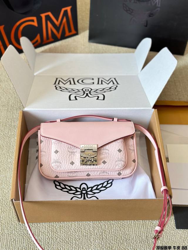 顶级牛皮 全钢 Mcm 经典升级 新款 Tracy 邮差包 百搭实用 新款邮差包来啦!跟之前经典的相比,包身更加轻盈,容量也很大,很实用呀!有一定宽度,很能装, 顶级牛皮 全钢 Mcm 经典升级 新款 Tracy 邮差包 百搭实用 新款邮差包来啦!跟之前经典的相比,包身更加轻盈,容量也很大,很实用呀!有一定宽度,很能装,