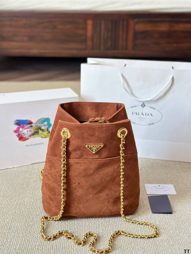 Prada新款麂皮棕色系列！太酷辣 深棕色调搭配柔软的麂皮材质呈现出时髦的气质啦～每一款设计都独具匠心呦国国偏小巧精干的款式也太好 搭啦！很容易就能穿搭出飒爽高