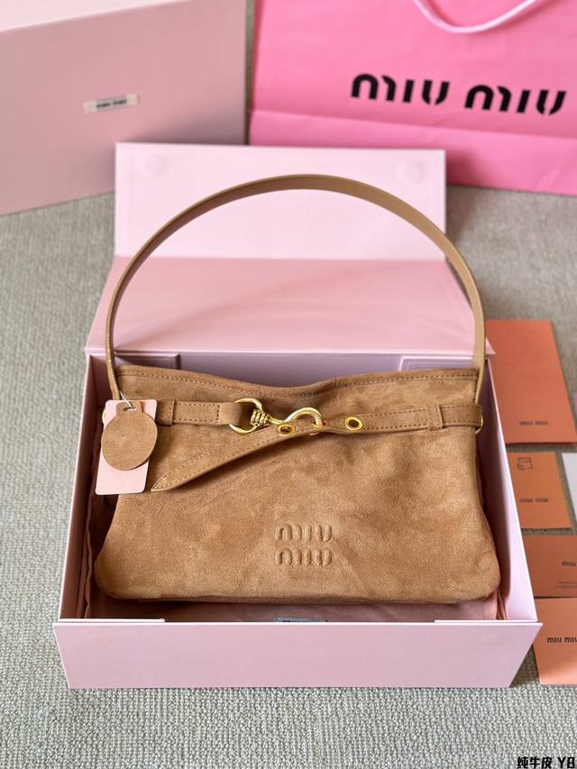 纯牛皮 Miumiu保龄球公文包 25Ss 秀款哦！ 麂皮系列舒服氛围拉满呀！ 容量足足的～~ 出场就是miumiu小公主！ 配盒 Size : 32 24Cm