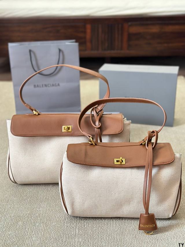 原版布 Size：35 30Cm 巴黎世家新款rodeo大廓形包包 柔软的大廓形包包 上身慵懒感立刻get、 真的很喜欢又方便又酷的超实用大包