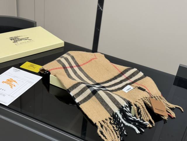 配盒礼品袋 Size:30*180Cm 降温啦!晚上真的需要一条围巾 巴宝莉王牌围巾 无敌好卖的一款 必须种草的第一条围巾 配盒礼品袋 Size:30*180Cm 降温啦!晚上真的需要一条围巾 巴宝莉王牌围巾 无敌好卖的一款 必须种草的第一条围巾