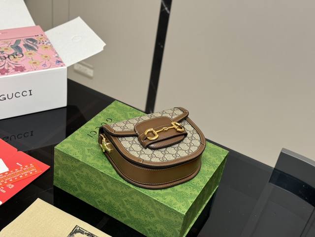 配折叠盒飞机盒 尺寸 ：18*16Cm 古奇 24Ss马鞍包 经典咖啡色，尺寸巨可爱 腋下斜挎的小可爱！ 搜索gg 1955马鞍包