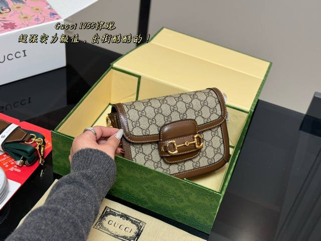 配折叠盒飞机盒 Size:20*15Cm 古奇复古马鞍包 1955 真的好好看! 经典的马衔扣+Monogram+勾边设计, 真的太爱啦! 配折叠盒飞机盒 Size:20*15Cm 古奇复古马鞍包 1955 真的好好看! 经典的马衔扣+Monogram+勾边设计, 真的太爱啦!