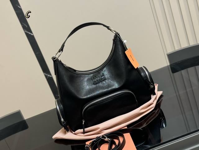 配折叠盒 Miumiu 机车包 酷酷中古非多兜机车莫属了! 中性洒脱浪漫不羁, 浅棕色清爽耐看,不规律褶皱打破束缚 中古款有点撞脸缪子新款。 中古人肯定为这只帅 配折叠盒 Miumiu 机车包 酷酷中古非多兜机车莫属了! 中性洒脱浪漫不羁, 浅棕色清爽耐看,不规律褶皱打破束缚 中古款有点撞脸缪子新款。 中古人肯定为这只帅