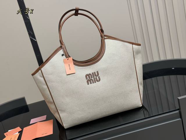 全套包装 Size：38*30Cm Miumiu新款托特tote 今年的风刮的太猛了 老多爆款了！ 这款的版型也太好看了吧！ Miumiu 这一季不管是单肩包还