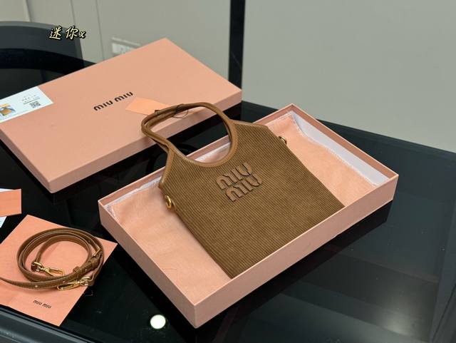 配盒 Size：20*21Cm Miumiu新款托特tote 今年的风刮的太猛了 老多爆款了！ 这款的版型也太好看了吧！ Miumiu 这一季不管是单肩包还是托