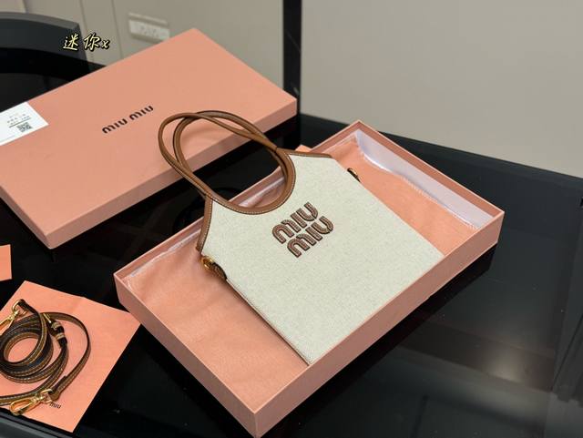 配盒 Size：20*21Cm Miumiu新款托特tote 今年的风刮的太猛了 老多爆款了！ 这款的版型也太好看了吧！ Miumiu 这一季不管是单肩包还是托