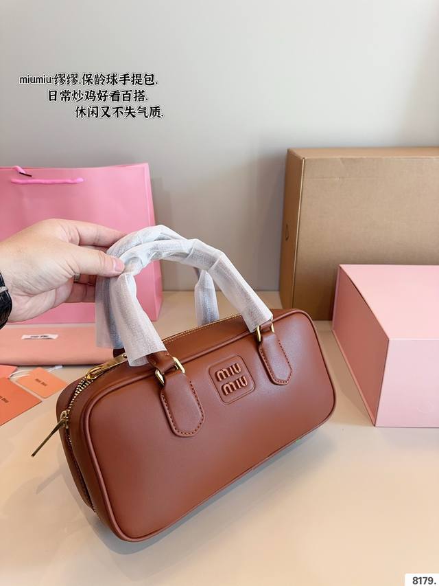 配礼盒. 缪缪 可盐可甜的女孩 Miumiu 保龄球包包 好搭 什么风格都能驾驭 材质很柔软 容量也非常ok 复古俏皮的hobo包型 是近期几乎天天拿出门的包包