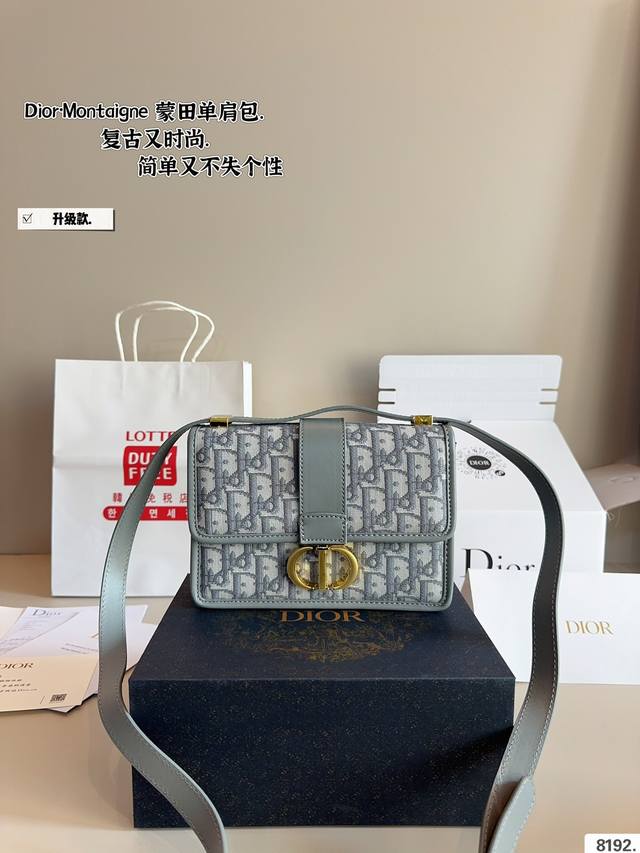 配礼盒. 迪奥montaigne蒙田包 方正的设计，复古的质感 藏蓝色老花作为dior经典的颜色，搭配任何风格的衣服都毫无压力，四季皆宜。 既能满足日常出门逛街