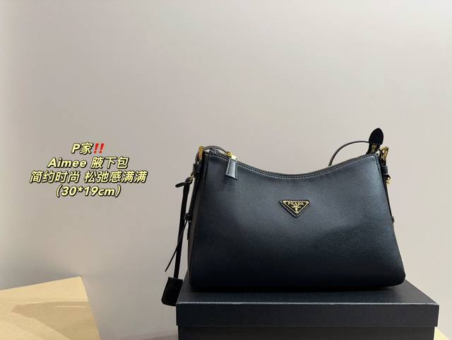 配盒尺寸30.19 普拉达 Aimee 腋下包 Prada Aimee的设计灵感源于上世纪九十年代的极简主义柔和的皮革和线条让它自带一种随性的松弛感可以手提单肩 配盒尺寸30.19 普拉达 Aimee 腋下包 Prada Aimee的设计灵感源于上世纪九十年代的极简主义柔和的皮革和线条让它自带一种随性的松弛感可以手提单肩