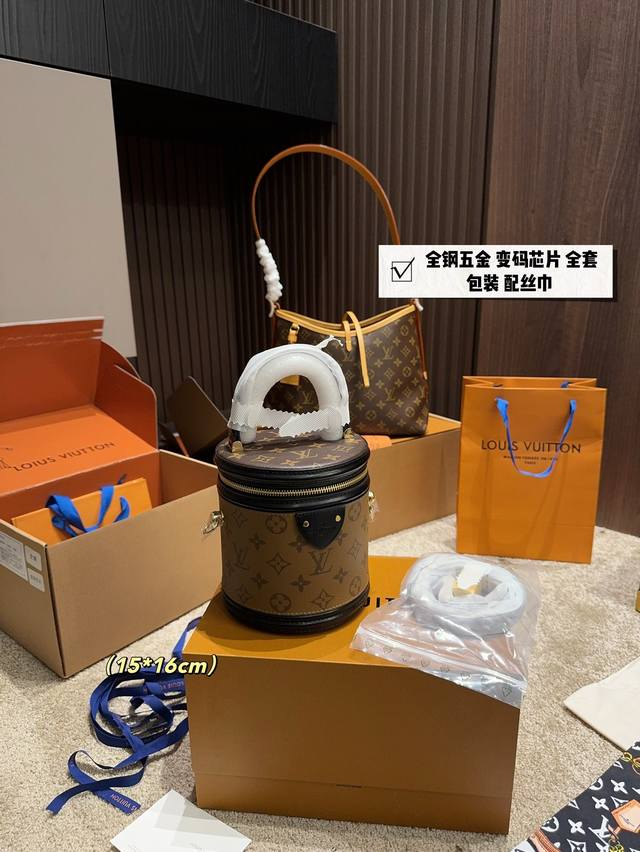全钢五金 全套包装尺寸15.16 Lv 发财桶 小发财桶上身效果超nice果然名不虚传！美爆了近几年出境率极高，俨然成为了lv又一款网红爆款，设计和用料都很独特