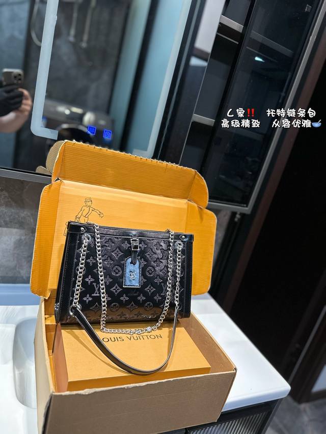 Lv走秀款也可以日常实用啦~这次的包包感觉很慵懒松弛,百搭!!尺寸31*21Cm Lv走秀款也可以日常实用啦~这次的包包感觉很慵懒松弛,百搭!!尺寸31*21Cm