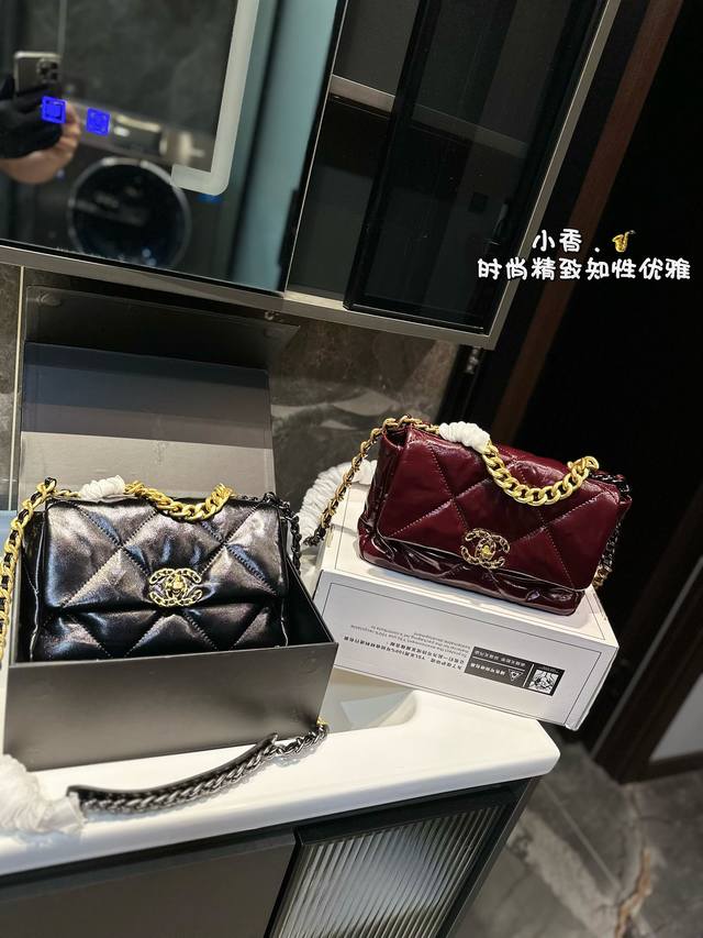 礼盒包装 Chanel19 Bag 自从欧阳娜娜带货后全球断货很难买到 皮质是羊皮有点像羽绒服包包 但是19的点睛之笔是什么呢？格子放大！格子放大后脱了香奈儿小
