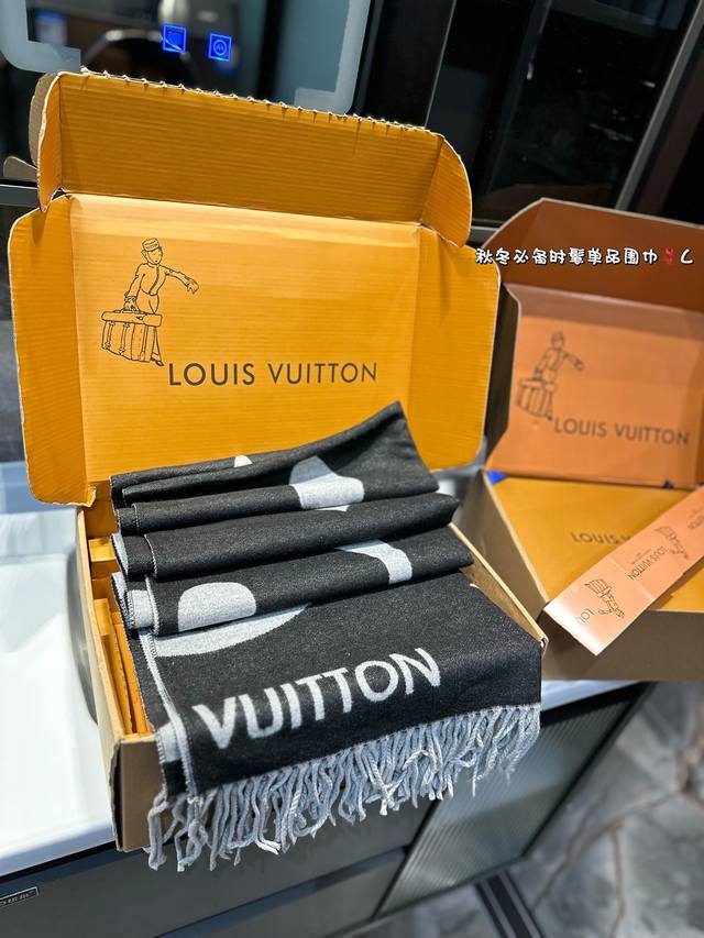 礼盒包装 Lv围巾嗨！寒冷的冬天来了，是时候为你的穿搭加上一抹亮色！这款围巾简直太魔法了，不仅能保暖还能让你立即成为时尚焦点！搭配外套、毛衣或裙子都超好看。马上
