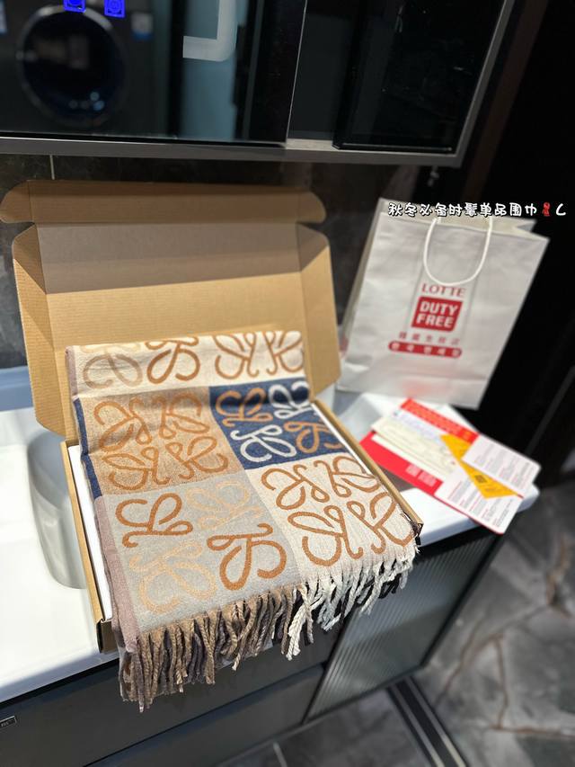 礼盒包装 Loewe围巾嗨！寒冷的冬天来了，是时候为你的穿搭加上一抹亮色！这款围巾简直太魔法了，不仅能保暖还能让你立即成为时尚焦点！搭配外套、毛衣或裙子都超好看