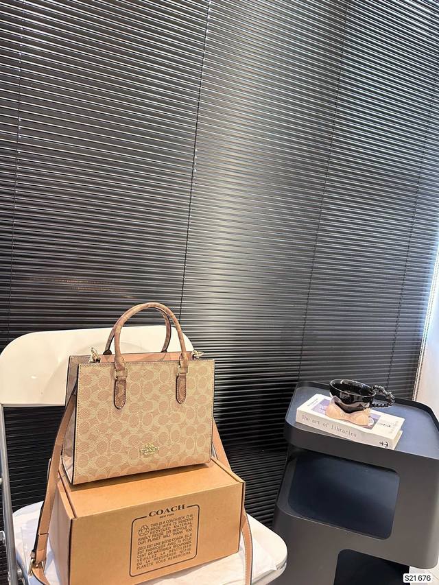 配折叠盒 蔻驰 托特 一整个爱住！浅色整体会更淑女浪漫，但黑色会更沉稳大气哦！喜欢的宝子看过来 尺寸：25 19 货号676