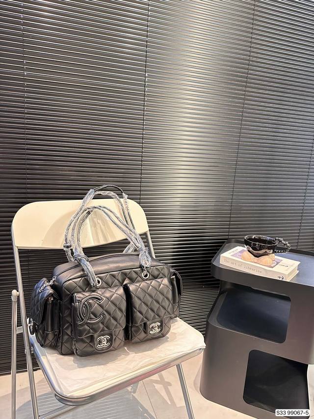 香奈儿康鹏机车包 任何搭配都能够轻松驾驭 低调有质感 容量也很可 尺寸：30 20 货号99067-5