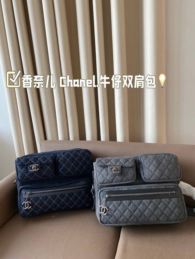 香奈儿 Chanel.新款牛仔双肩包. 时髦拿捏住啦 不显老气好好搭啊 而且貌美气质加成好高的呀～ 爱死了这份从容优雅 尺寸：33*25