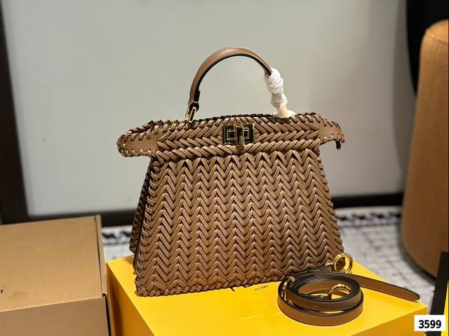 限定款peekaboo 太美啦 兩面都有不同的特色 全是牛皮編織,越看越耐看 優雅 俏皮搭配隨意切換 一年四季都百搭的 芬迪標誌性的時尚單品 尺寸28 22Cm 限定款peekaboo 太美啦 兩面都有不同的特色 全是牛皮編織,越看越耐看 優雅 俏皮搭配隨意切換 一年四季都百搭的 芬迪標誌性的時尚單品 尺寸28 22Cm