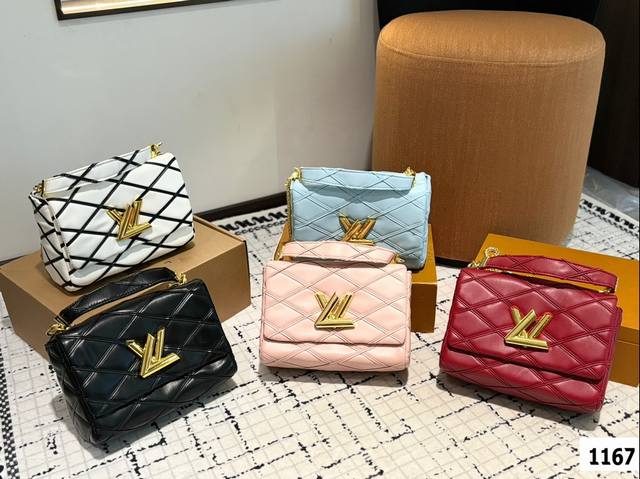 礼盒 尺寸22.13 Lv Twist 链条包 翻盖的超值 明快活泼，自由滑动，无论肩背斜挎或日夜场合，随心而变。外型小巧，别致的弧形底座增加了手袋容量，可调节