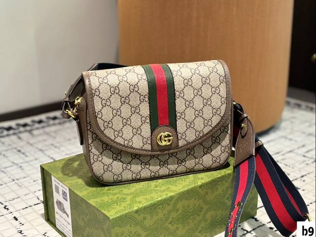 Gucci Ophidia 邮差包 相机包 配原版乌木色二层牛皮～这个款复古韵味特别浓，对版五金 原版内里！上身效果也超赞，主要以精致特别的五金来提升整体质感。
