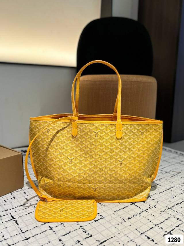 Size:34*27Cm 戈雅购物袋 属于这个季节的购物袋 从头到尾全部都是客订哦! Goyard 小托特 实物真的很有质感, 四季绝配! Size:34*27Cm 戈雅购物袋 属于这个季节的购物袋 从头到尾全部都是客订哦! Goyard 小托特 实物真的很有质感, 四季绝配!