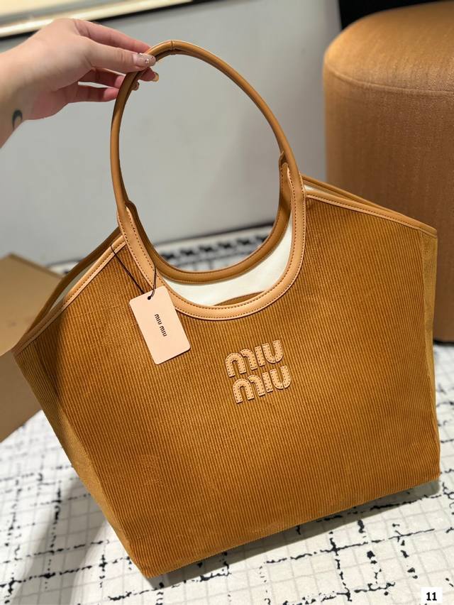 缪缪托特 近期的好物推荐，最近超爱这个包包，托特包真的超能 装，出门拍摄能装好多小东西，随意慵懒的赶脚很戳 我，又是被miumiu 设计征服的一天。 尺寸:38