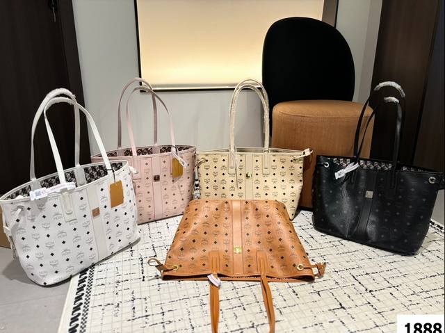 礼盒包装 Mcm 托特mcm新款购物袋太可爱了吧!自重又很轻!好适合上班通勤啊!我去店家那里拷贝了尺寸描述!这个包真的很适合喜欢什么都装点的姐妹!水杯.A4文件 礼盒包装 Mcm 托特mcm新款购物袋太可爱了吧!自重又很轻!好适合上班通勤啊!我去店家那里拷贝了尺寸描述!这个包真的很适合喜欢什么都装点的姐妹!水杯.A4文件