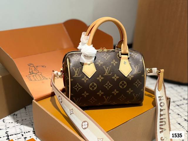 配飞机盒子 Lv新款枕头包 出货啦 手提单肩斜挎款式 宝宝们抓紧来订哈 版型经典不过时 一直深受洋气美妞们喜欢!尺寸:20 14 配飞机盒子 Lv新款枕头包 出货啦 手提单肩斜挎款式 宝宝们抓紧来订哈 版型经典不过时 一直深受洋气美妞们喜欢!尺寸:20 14