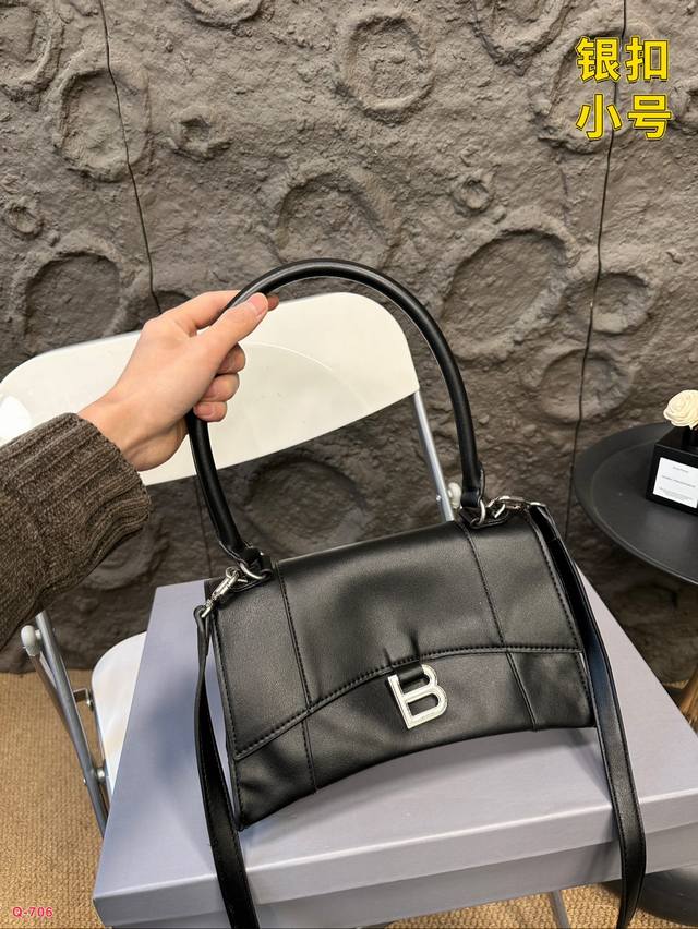 黎世家最新长手提沙漏包 Balenciaga Hourglass Hourglass 的造型感特别强让人一眼惊艳,整个包包的弧形线条特别多但同时也有棱有角刚柔并 黎世家最新长手提沙漏包 Balenciaga Hourglass Hourglass 的造型感特别强让人一眼惊艳,整个包包的弧形线条特别多但同时也有棱有角刚柔并