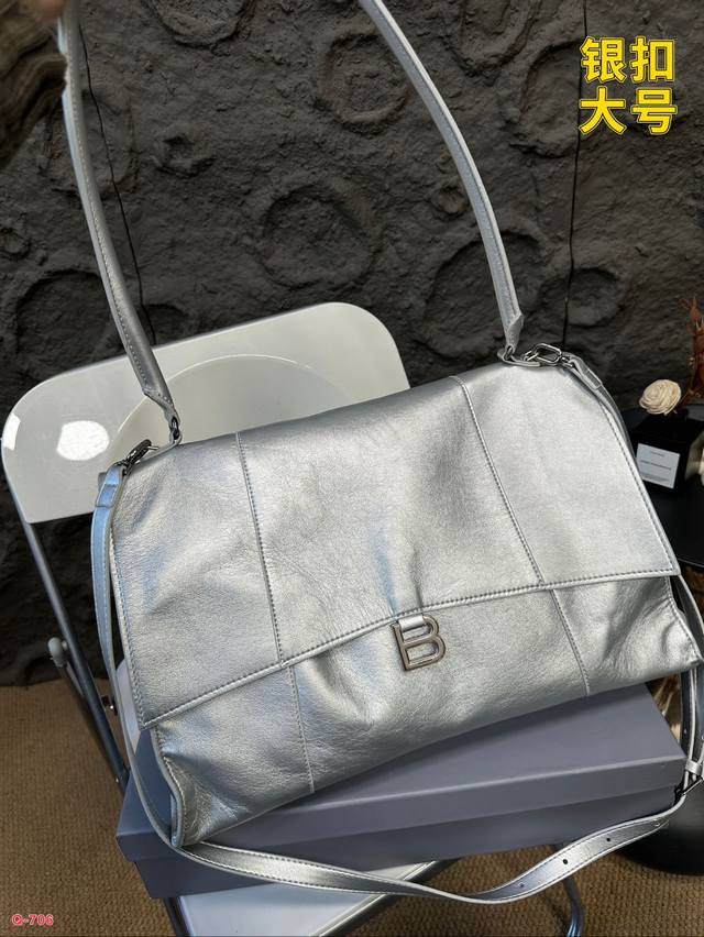 黎世家最新长手提沙漏包 Balenciaga Hourglass Hourglass 的造型感特别强让人一眼惊艳，整个包包的弧形线条特别多但同时也有棱有角刚柔并