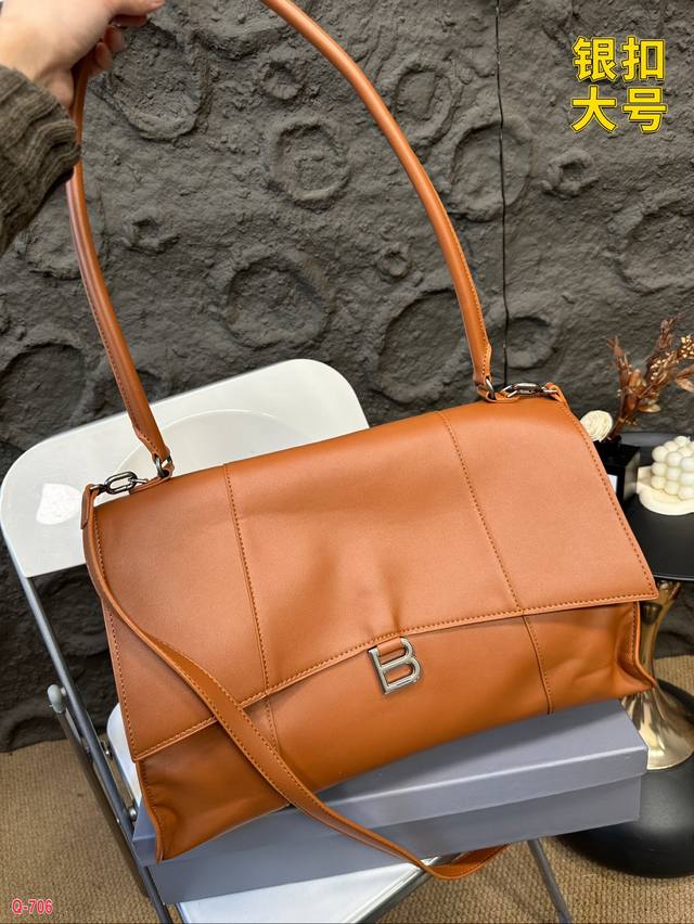 黎世家最新长手提沙漏包 Balenciaga Hourglass Hourglass 的造型感特别强让人一眼惊艳，整个包包的弧形线条特别多但同时也有棱有角刚柔并