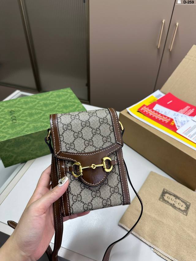 Gucci酷奇1955单肩 手机包 百搭款酷奇 美到无法无天的款式 今年简直引领时尚最in元素 上身超级好看 D-259尺寸12.5.17折叠盒飞机盒