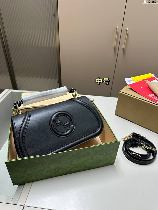 中 酷奇秀款 Blondie来袭怀旧与现代时尚 20世纪70年代初,Gucci品牌创造了一个新的圆形迭代版本的1Ogo-Interlockingg,并由此推出了 中 酷奇秀款 Blondie来袭怀旧与现代时尚 20世纪70年代初,Gucci品牌创造了一个新的圆形迭代版本的1Ogo-Interlockingg,并由此推出了