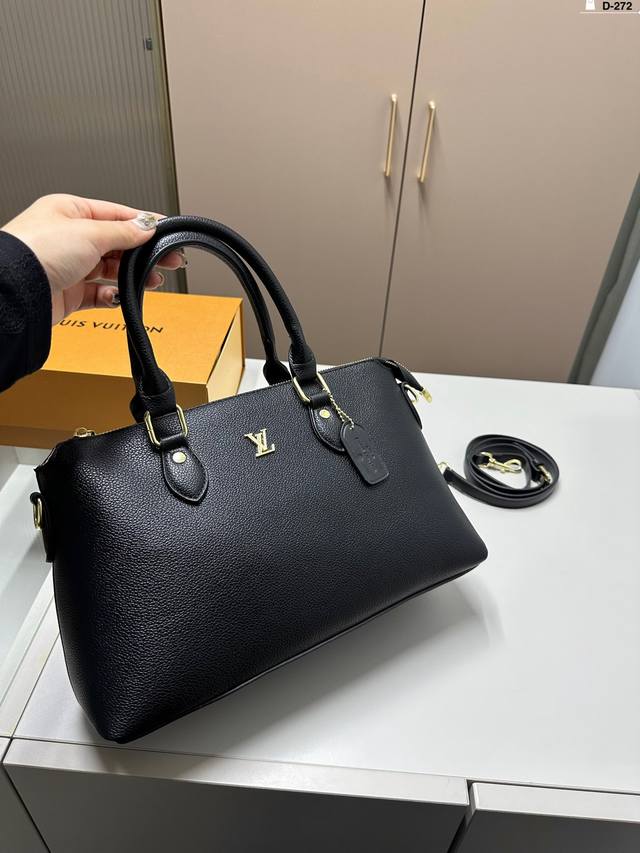 Lv邮差包款 这款包真的很简单 越看越好看 容量非常感人 轻松装纳日常随身物品 这只包真的要安利大家 简直是搭配神器 女神必备单品 D-272尺寸25.8.11