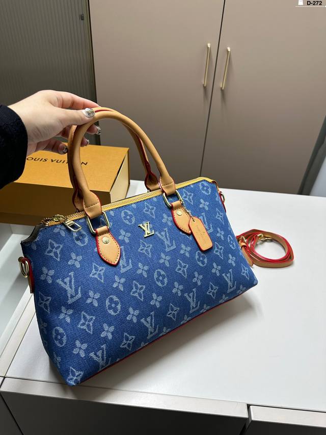 Lv丹宁邮差包款 这款包真的很简单 越看越好看 容量非常感人 轻松装纳日常随身物品 这只包真的要安利大家 简直是搭配神器 女神必备单品 D-272尺寸25.8. Lv丹宁邮差包款 这款包真的很简单 越看越好看 容量非常感人 轻松装纳日常随身物品 这只包真的要安利大家 简直是搭配神器 女神必备单品 D-272尺寸25.8.