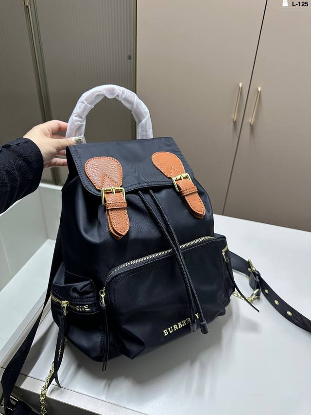 巴宝莉爆款双肩出货 新款 男女背都好看 作为一只合格的双肩包 一定要好看 舒适 耐造 背包比较大 远途旅行带它准没错 也是学生党的最佳选择 超级实用 L-125