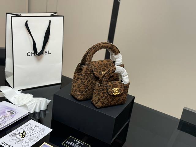 配盒 Size：12.5*8.5Cm 20*12Cm 香奈儿23K Kelly 最美的23K，豹纹太好看了想要马上滴滴sa的冲动 新包真的超香哦！ 牛皮品质