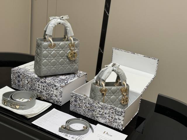 配盒 尺寸：20Cm 17Cm 高品版.升级顶级原单出货 迪奥 戴妃羊皮款 搭配最新的肩带 更加加分！！ 小牛皮材质！