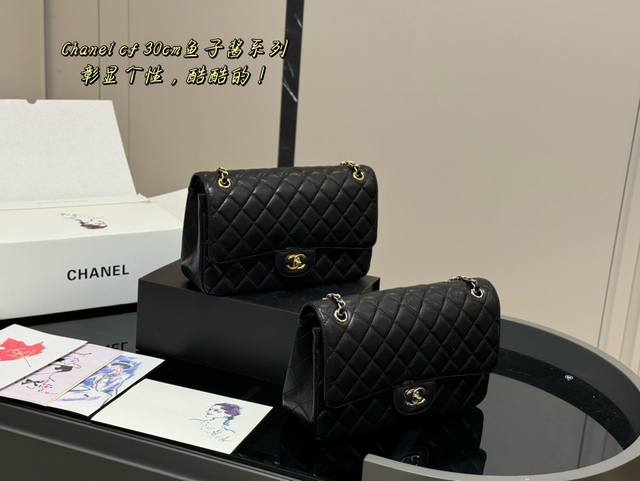 配折叠盒飞机盒 Size：30Cm 香奈儿 Cf我们一直很用心在做 秒杀其他市面上的货 鱼子酱面料 很舒服的一种！ 不管您是谁 稳稳hold住哦，