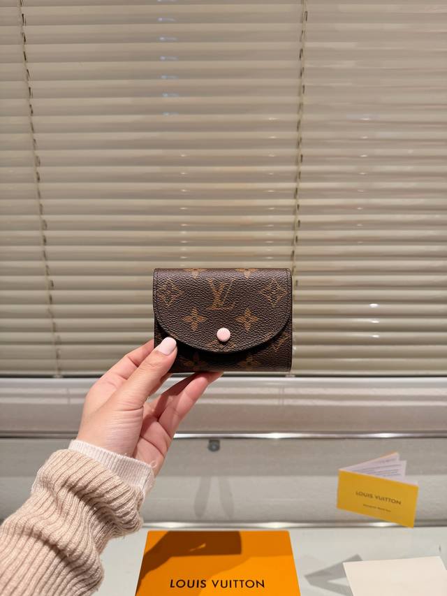 万年爆款 独家实拍 专柜经典回顾 L家豆豆钱包 原单品质 高端货专柜密封口袋包装 配送专柜卡片 老花搭配顶级牛皮不是便宜货哦 喜欢的美妞抓紧自留啦