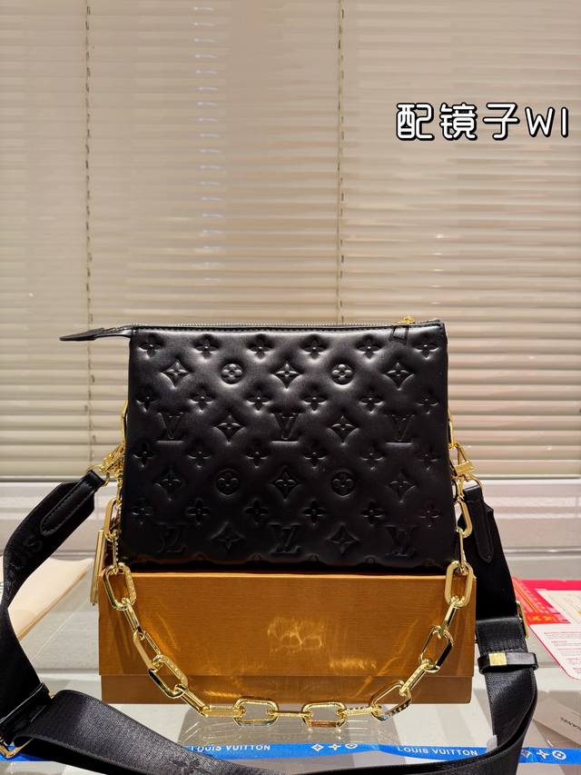 配镜子挂件 Lv Coussin 抱抱包 牛皮版本 最爱的黑白look来啦 柔软的小羊皮质地让我拿上手的那一刻就爱上了它的触感 包包内里很多小隔层 让各种私人物