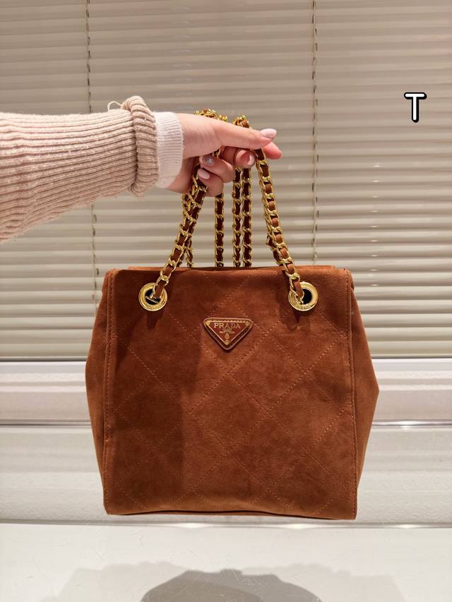 Prada新款麂皮棕色系列!太酷辣 深棕色调搭配柔软的麂皮材质呈现出时髦的气质啦~每一款设计都独具匠心呦国国偏小巧精干的款式也太好 搭啦!很容易就能穿搭出飒爽高 Prada新款麂皮棕色系列!太酷辣 深棕色调搭配柔软的麂皮材质呈现出时髦的气质啦~每一款设计都独具匠心呦国国偏小巧精干的款式也太好 搭啦!很容易就能穿搭出飒爽高