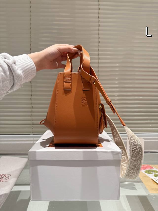 配礼盒 Loewe Hammock罗意威牛皮吊床包,迷你款其实刚推出不久,但已经是明星街拍的常客,很容易吸引眼睛,很多喜欢吊床包,又觉得太大的妹子,这款绝对必入 配礼盒 Loewe Hammock罗意威牛皮吊床包,迷你款其实刚推出不久,但已经是明星街拍的常客,很容易吸引眼睛,很多喜欢吊床包,又觉得太大的妹子,这款绝对必入
